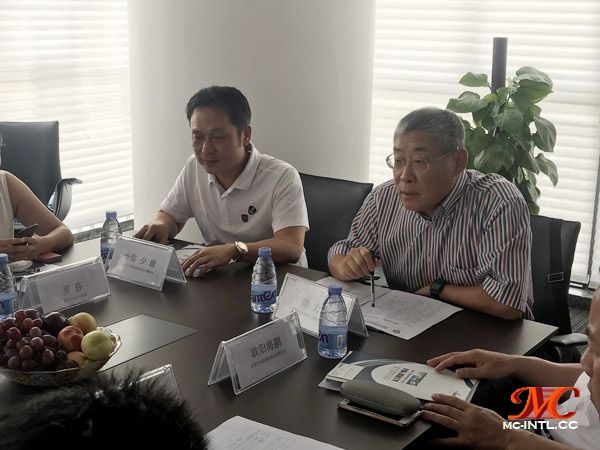 與會(huì)嘉賓：太古集團(tuán)董事長(zhǎng) 翁少雄先生，深圳市國(guó)際貨運(yùn)代理協(xié)會(huì) 隨力會(huì)長(zhǎng)